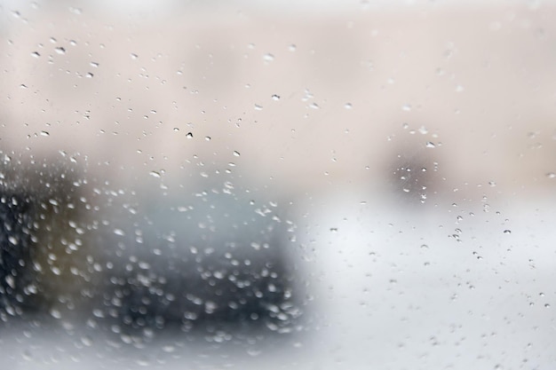 Gouttes sur verre une vue de l'intérieur de la ville