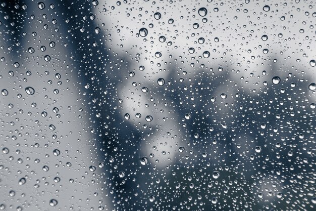 gouttes sur la vitre de la voiture condensation des jours de pluie sur la vitre