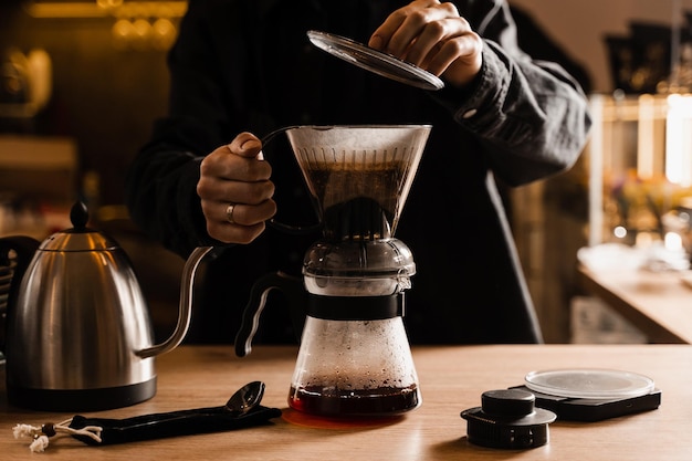 Goutteur de café intelligent avec filtre à verser et accessoires sur la table en bois du café Infusion de café filtre goutte à goutte Méthode alternative intelligente de goutteur de café pour préparer du café filtre à la maison