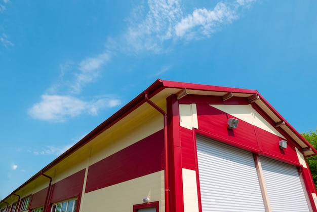 Gouttière rouge sur le toit de la maison