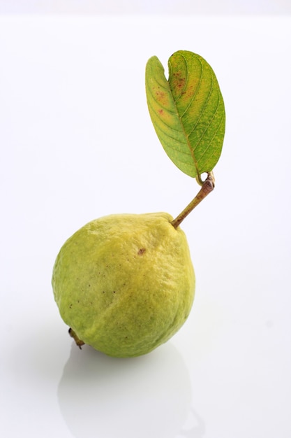 Goyave fraîche en tranches et feuilles de jambu biji merah ou Psidium guajava isolated on white