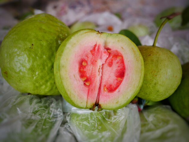 Goyave rouge fraîche au marché