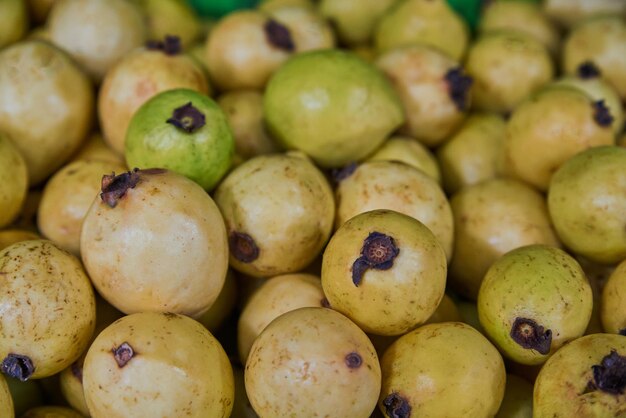 Goyaves juteuses placées sur une étagère à vendre à l'intérieur d'un marché