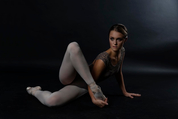 grâce et charme d'une danse de ballerine dans un studio photo