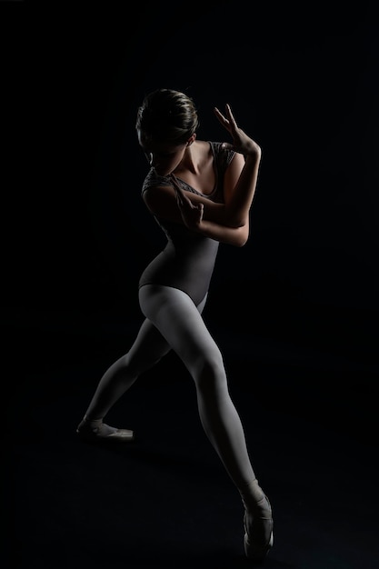 grâce et charme d'une danse de ballerine dans un studio photo