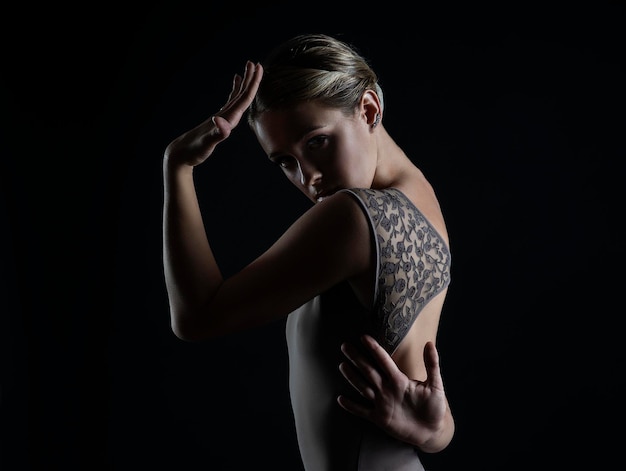 grâce et charme d'une danse de ballerine dans un studio photo