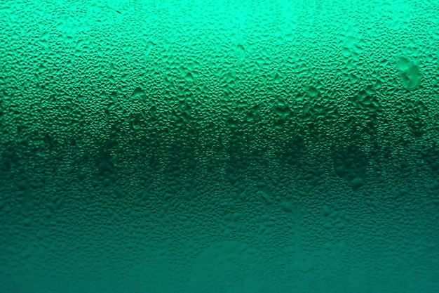 Gradation de couleur verte du verre de boisson avec condensation pour la texture