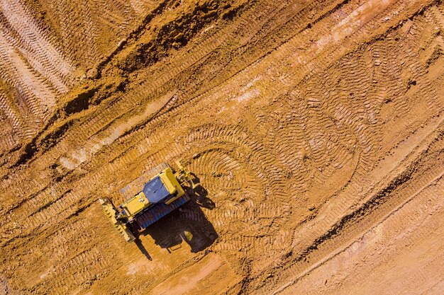 Photo grader travaille sur le chantier de construction d'un nouveau bâtiment avec la préparation du terrain