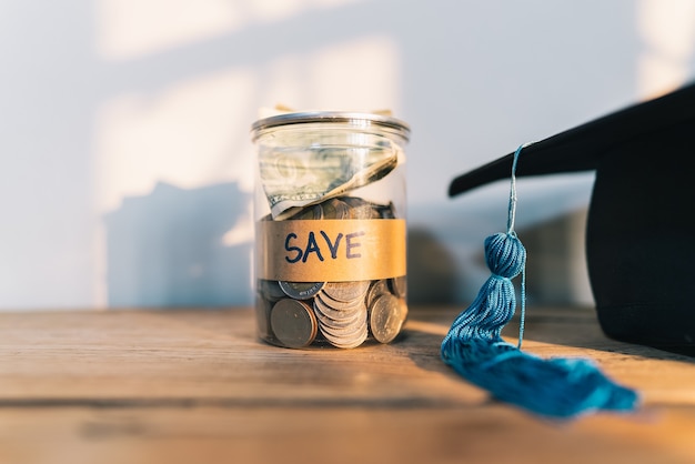 Graduation de chapeau et pièces d'argent pour économiser