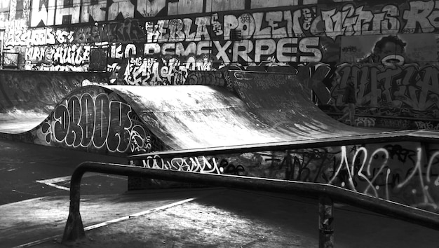 Photo graffiti sur le mur d'un parc de skateboard