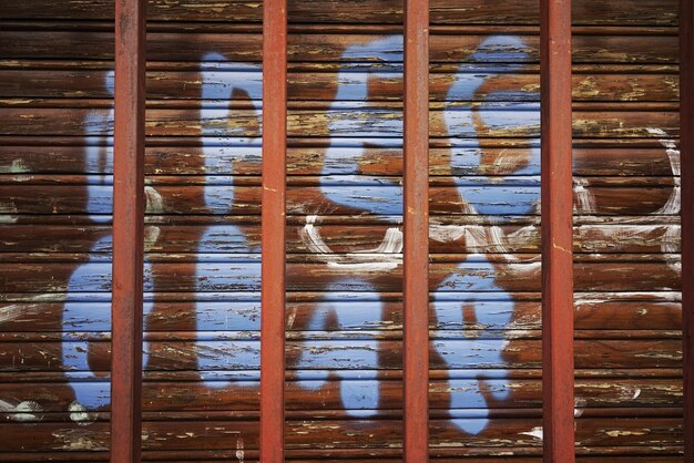 Photo graffiti sur l'obturateur vu depuis la clôture