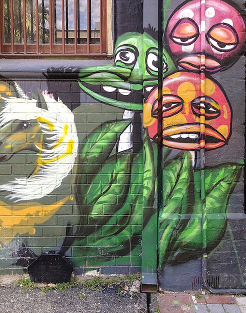 Des graffitis sur le mur.