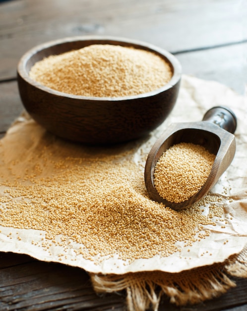 Grain d'amarante biologique cru dans un bol sur une table en bois