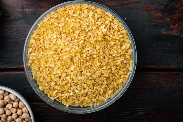 Grain de boulgour dans un bol, à plat sur dark