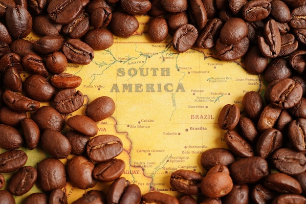 Grain de café sur la carte du monde shopping en ligne pour l'exportation ou l'importation