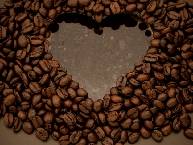 Grain de café de coeur dans l&#39;eau.