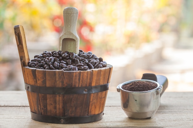 grain de café dans le seau en bois et tasse de café