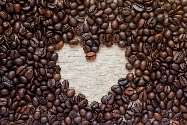 Grain de café avec espace vide comme fond de forme de coeur