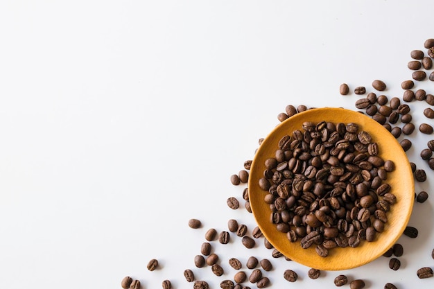 Grain de café sur l'espace de vue de dessus de fond de table blanche pour le texte