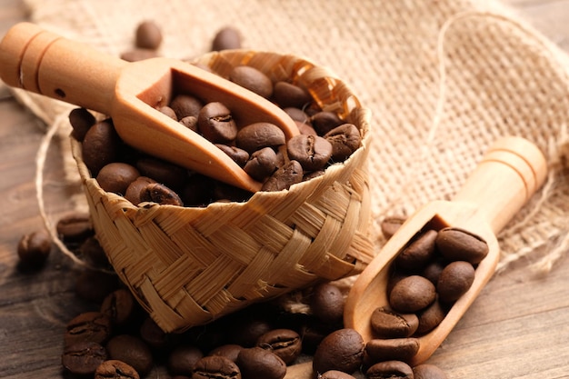 Le grain de café est une graine de la plante Coffea et la source du café. grains de café dans un bambou tressé