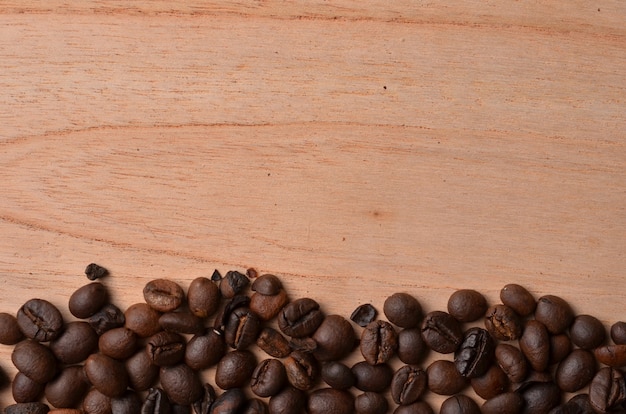 Photo grain de café et fond de bois avec un espace vide pour le texte