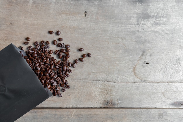 Grain de café sur fond en bois. vue de dessus