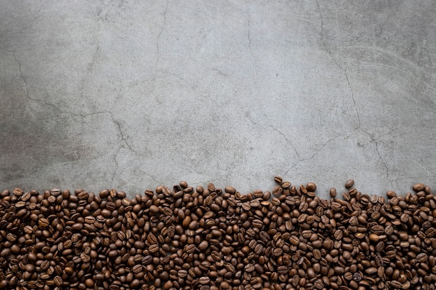 Grain de café sur fond de plancher en bois noir