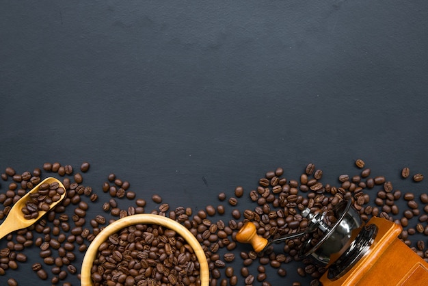 Grain de café sur plancher en bois noir