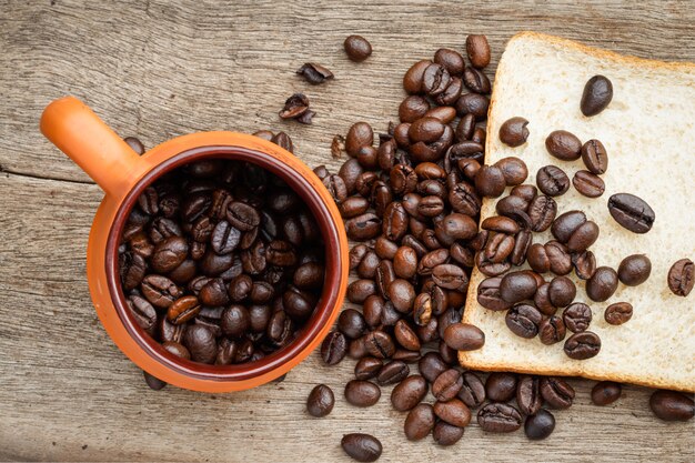 Grain de café sur le plancher en bois