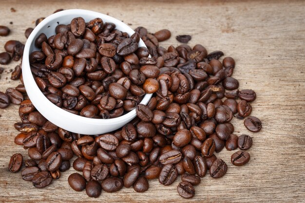 Grain de café sur le plancher en bois