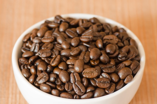 Grain de café séché CloseUp dans un bol en céramique blanche