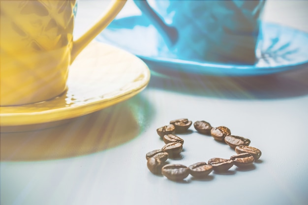 Grain De Café. Une Tasse De Café. Mise Au Point Sélective.