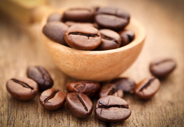 Grain de café torréfié dans une surface en bois