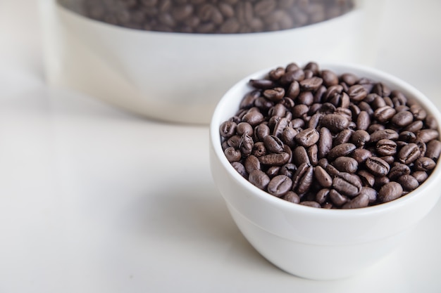 grain de café torréfié dans une tasse