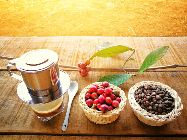 Grain de café torréfié et rouge avec filtre à café style vietnamien
