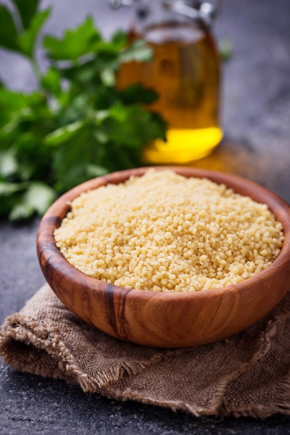 Grain de couscous dans un bol en bois