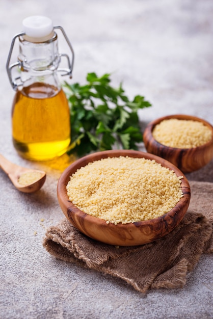 Grain de couscous dans un bol en bois