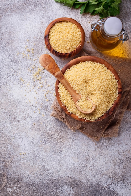 Grain de couscous dans un bol en bois