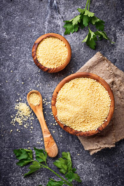 Grain de couscous dans un bol en bois