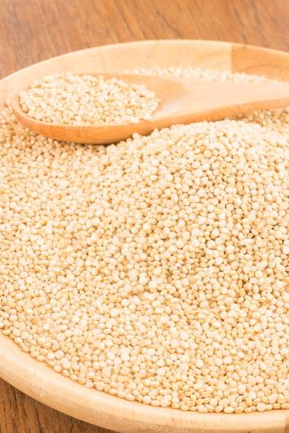 Grain de quinoa dans une assiette en bois