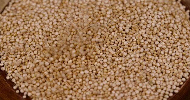 Photo grain de quinoa pour la cuisson de bouillie saine