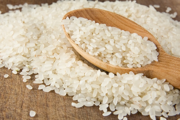 Grain de riz dans une cuillère en bois