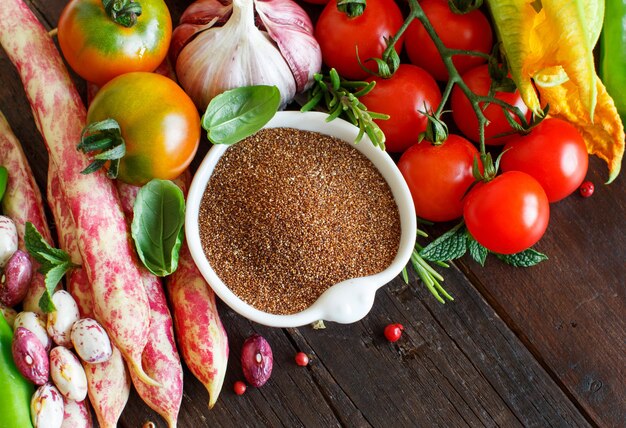 Grain de teff non cuit aux légumes sur bois