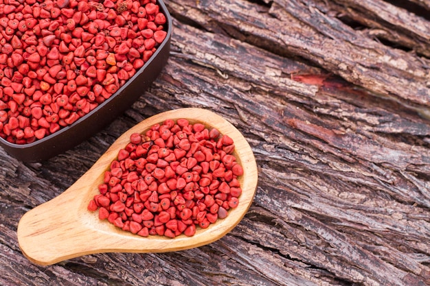 Photo les graines d'achiote originaires d'amérique centrale et de certaines régions d'amérique du sud sont utilisées pour assaisonner les aliments