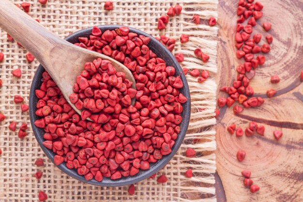 Les graines d'achiote originaires d'Amérique centrale et de certaines régions d'Amérique du Sud sont utilisées pour assaisonner les aliments