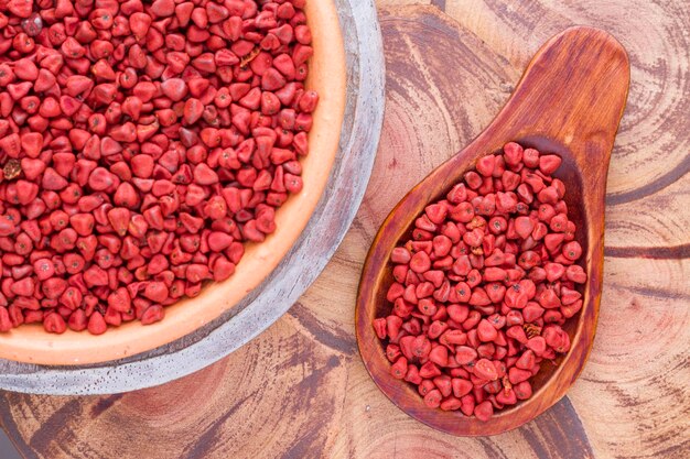 Les graines d'achiote originaires d'Amérique centrale et de certaines régions d'Amérique du Sud sont utilisées pour assaisonner les aliments