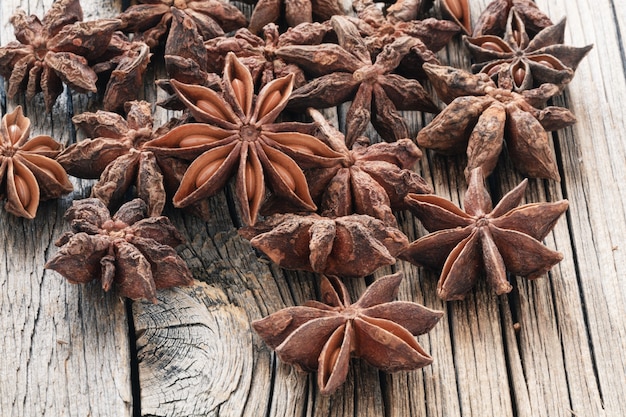 Graines d'anis séchées sur table en bois se bouchent