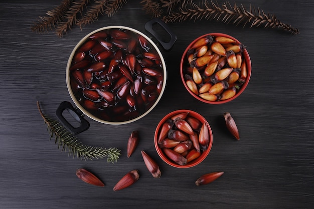 Graines d'araucaria typiques utilisées comme condiment dans la cuisine brésilienne en hiver. Vue de dessus pignon brésilien dans le pot sur surface grise.