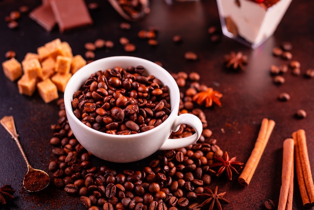 Graines de café parfumé sur un fond de béton foncé