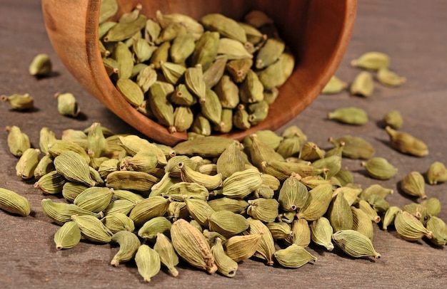 Graines de cardamome dans un bol